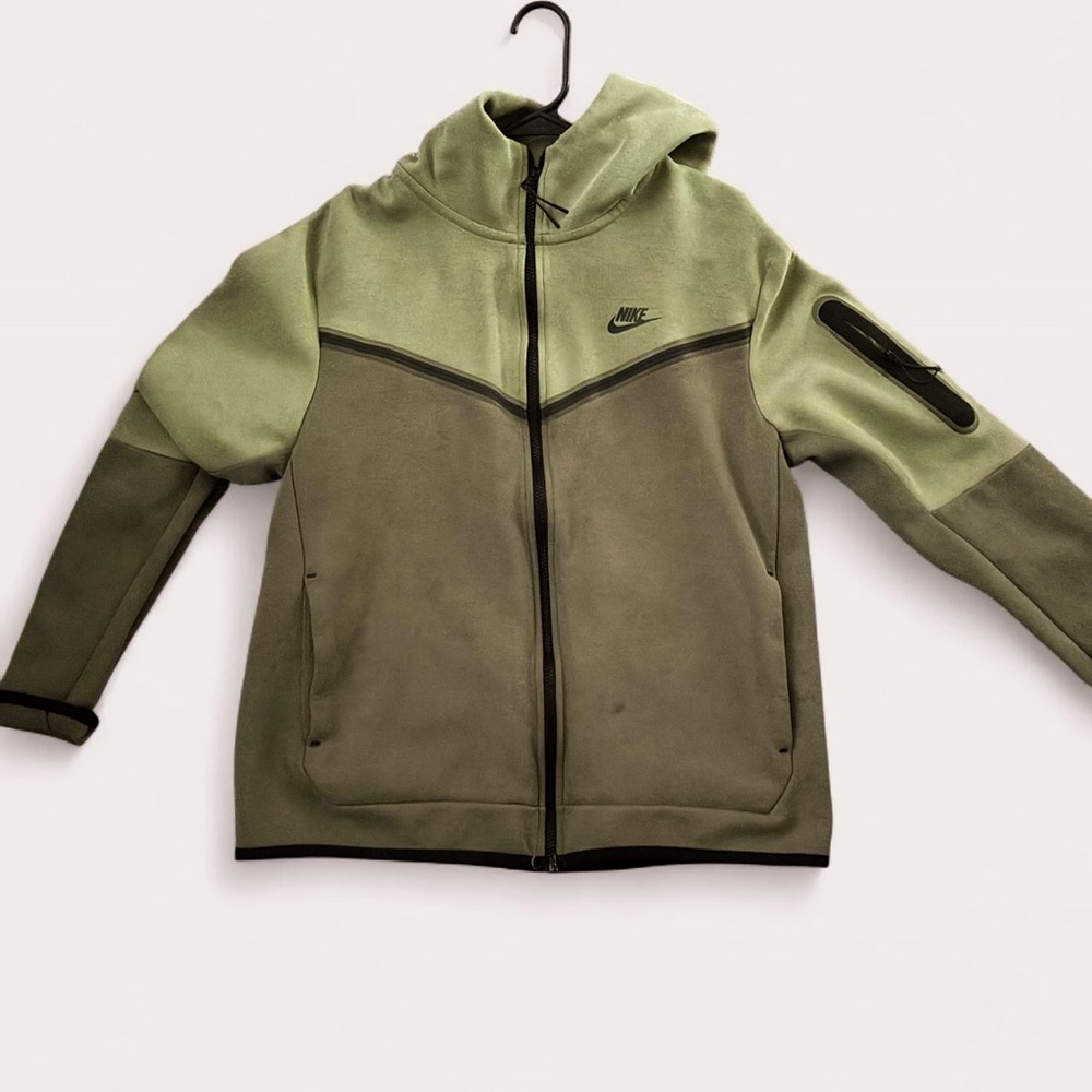 Nike Green Performance Jacket with Hood and Weather-Resistant Fabric